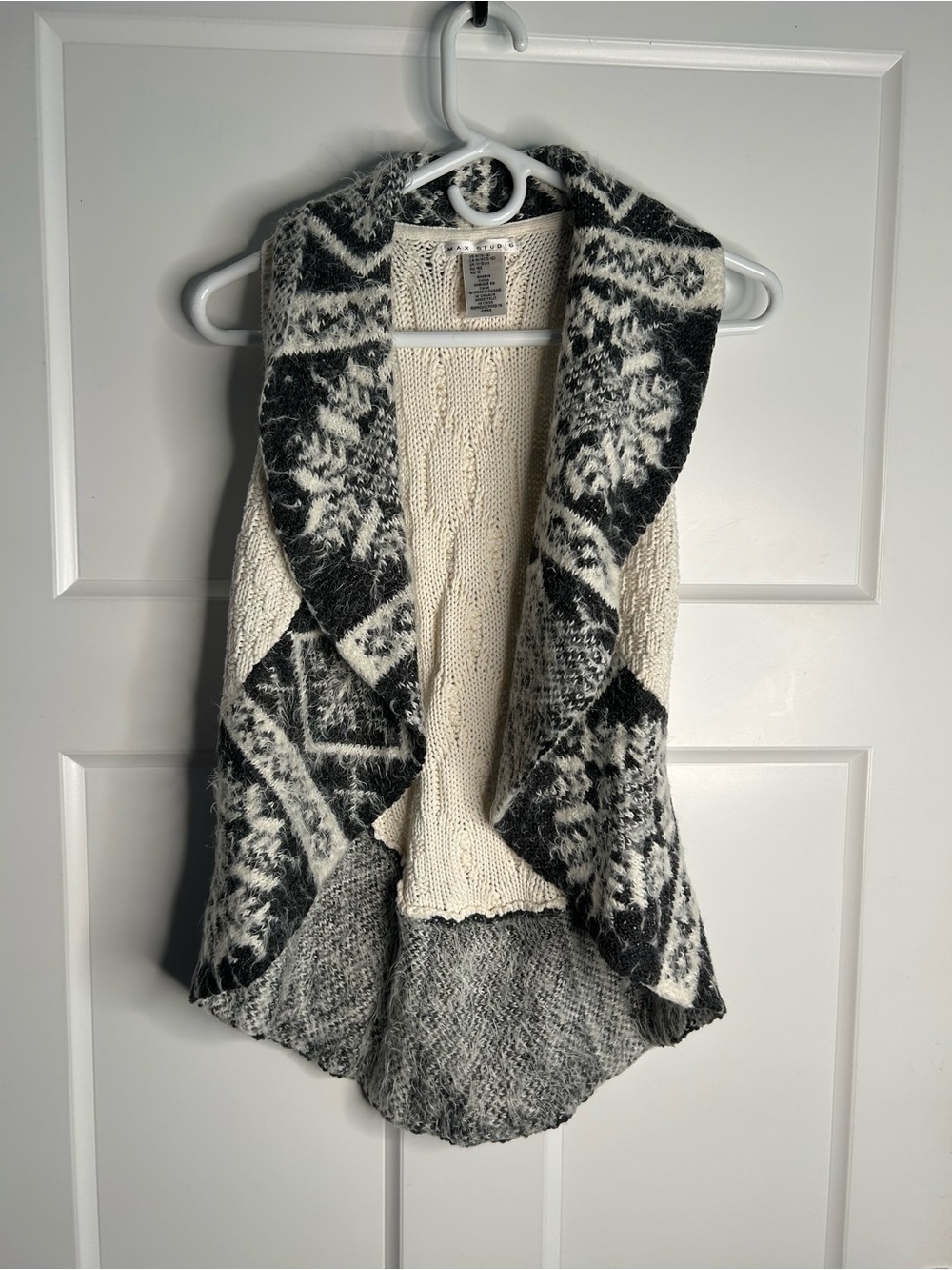 Max Studio Women’s Medium Cable Knit Vest Cream Gray 4423